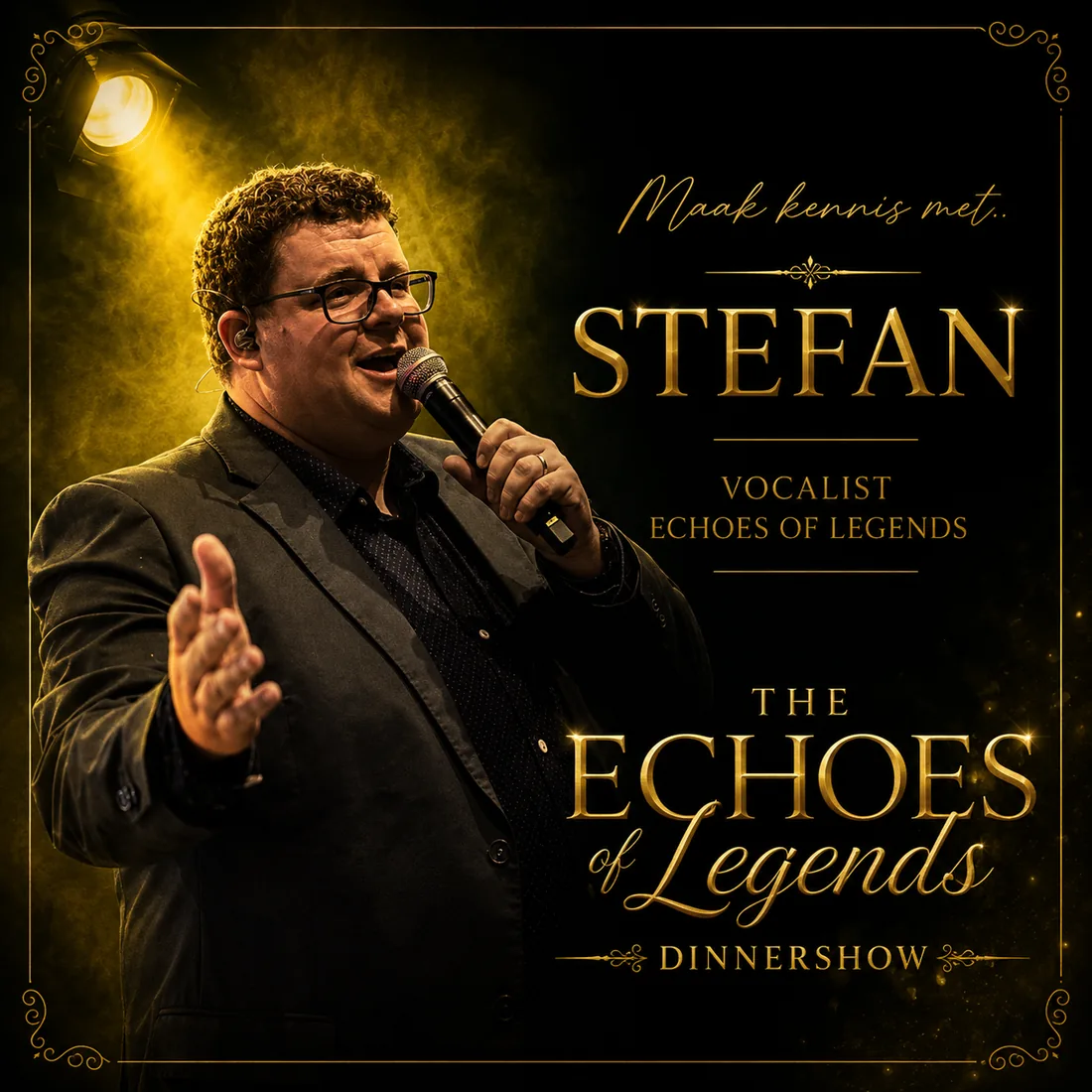 Posterbeeld van Stefan zingend in een spotlicht, met het logo van de Echoes of Legends dinnershow
